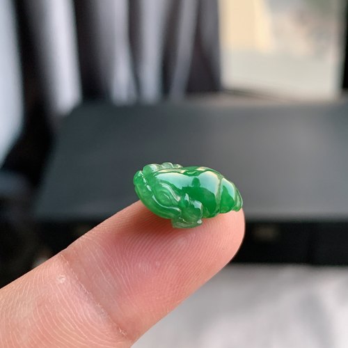 天然A货翡翠满绿辣绿金蟾戒面