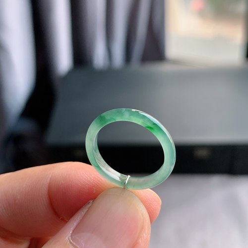 天然A货翡翠冰种飘绿花戒指