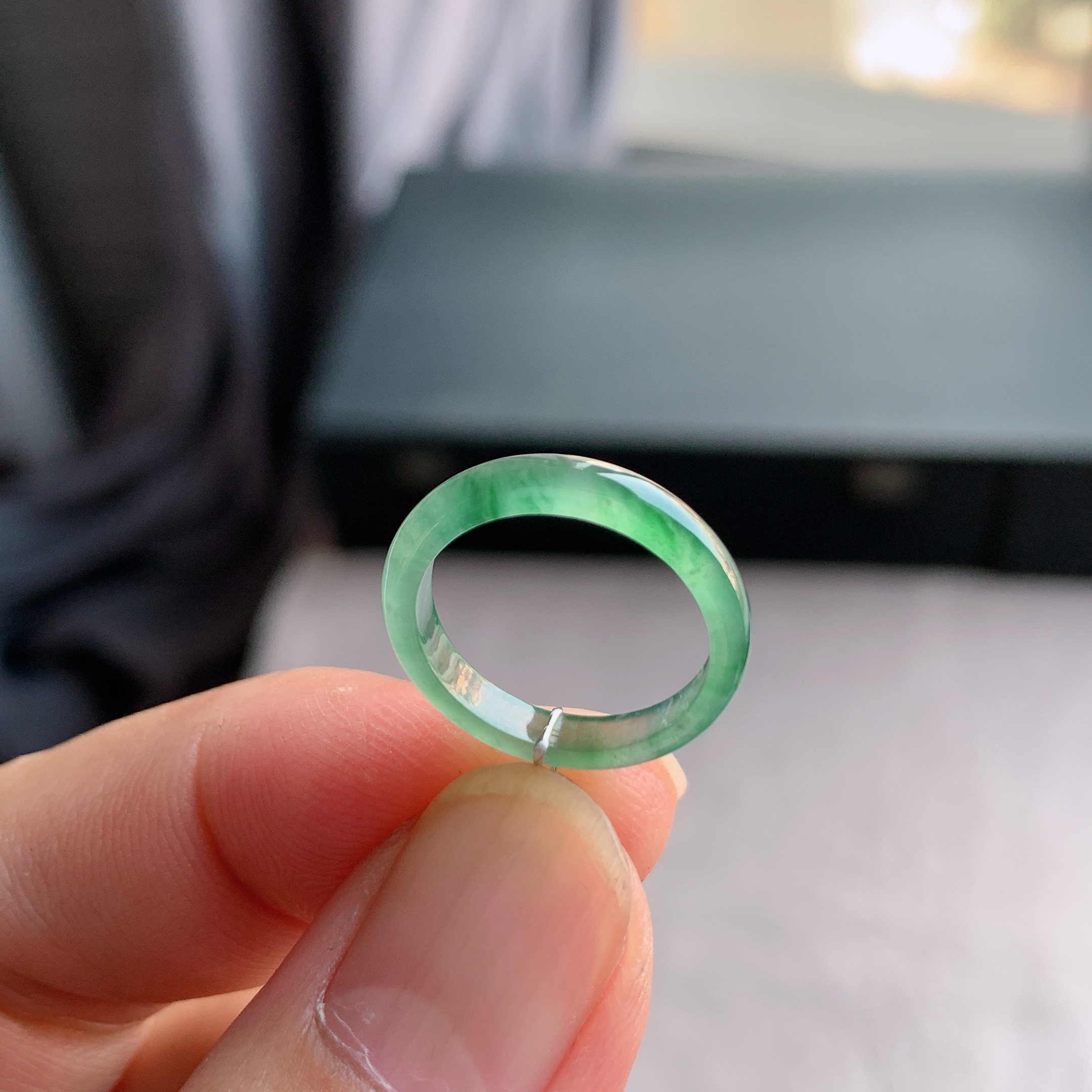 天然A货翡翠冰种8号飘绿花戒指