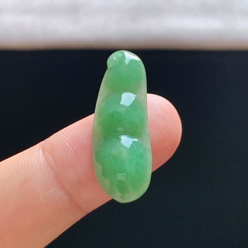 缅甸A货翡翠福豆吊坠满绿连中三