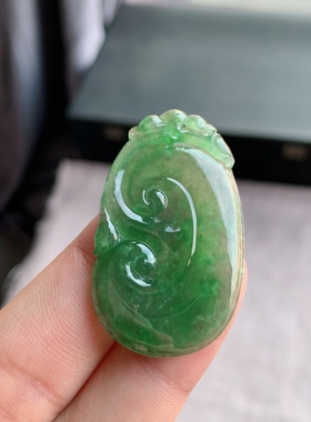 缅甸天然A货翡翠 冰糯种满绿菠菜绿如意挂件吊坠L17