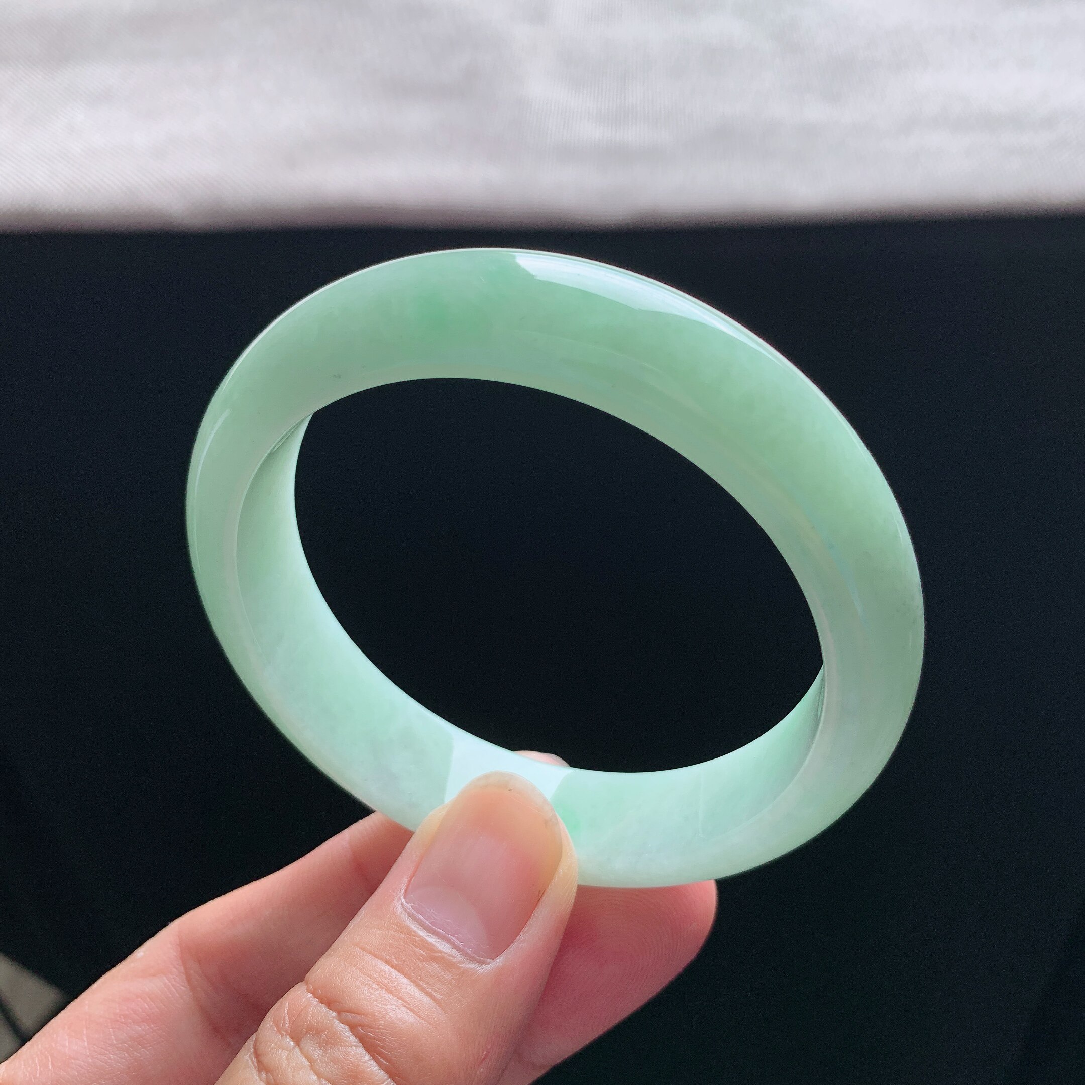 缅甸A货翡翠57圈冰糯淡绿手镯