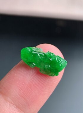 缅甸A货冰糯阳绿翡翠貔貅戒面