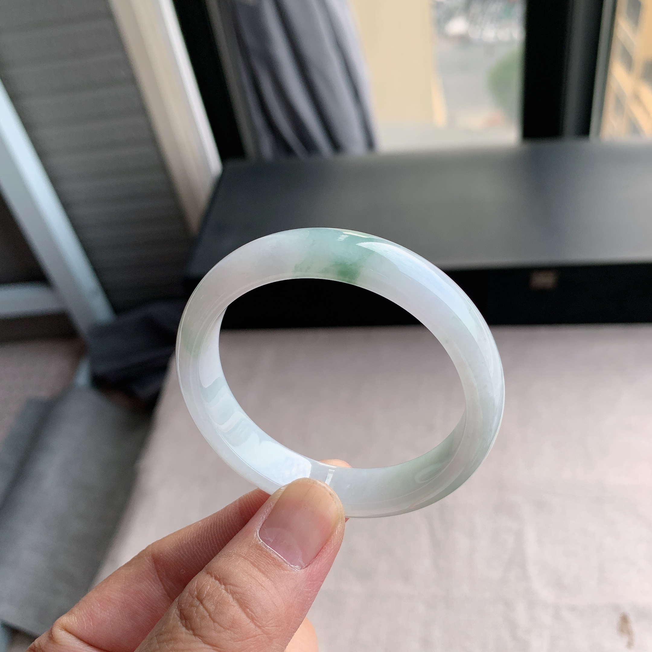 天然A货翡翠53圈口飘绿花正圈