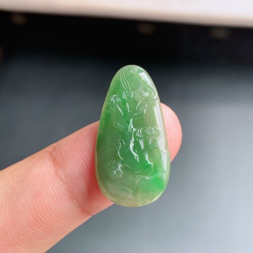 缅甸A货冰糯满绿翡翠松树牌吊坠