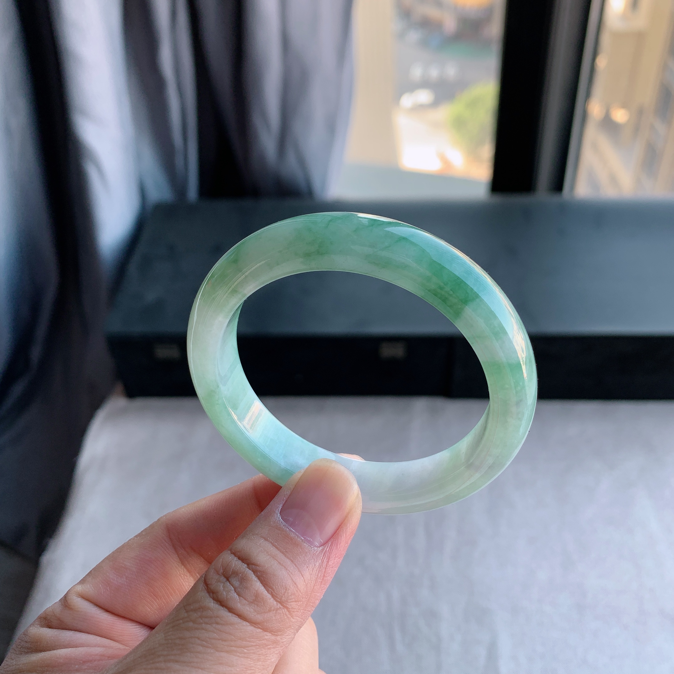 天然A货翡翠57圈口飘绿花正圈