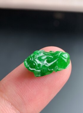 缅甸A货冰糯阳绿翡翠貔貅戒面