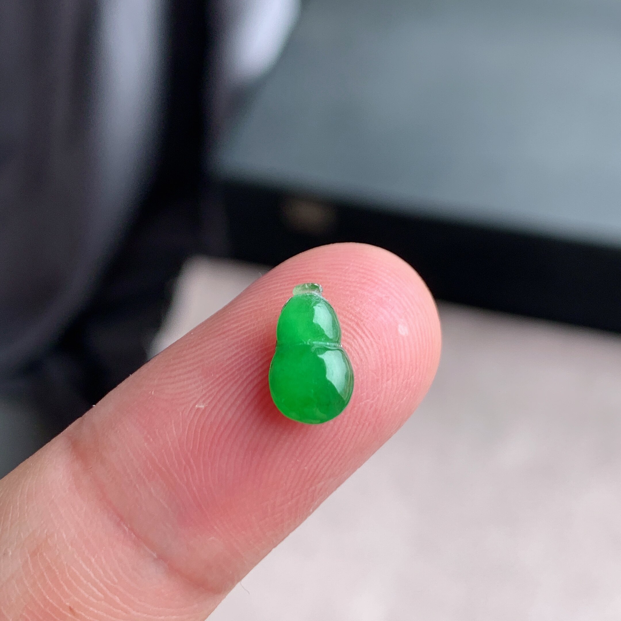 缅甸天然A货翡翠 冰糯种阳绿葫芦戒面L11