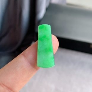 缅甸天然A货翡翠 冰糯种满绿果绿平安素面牌镶件D01