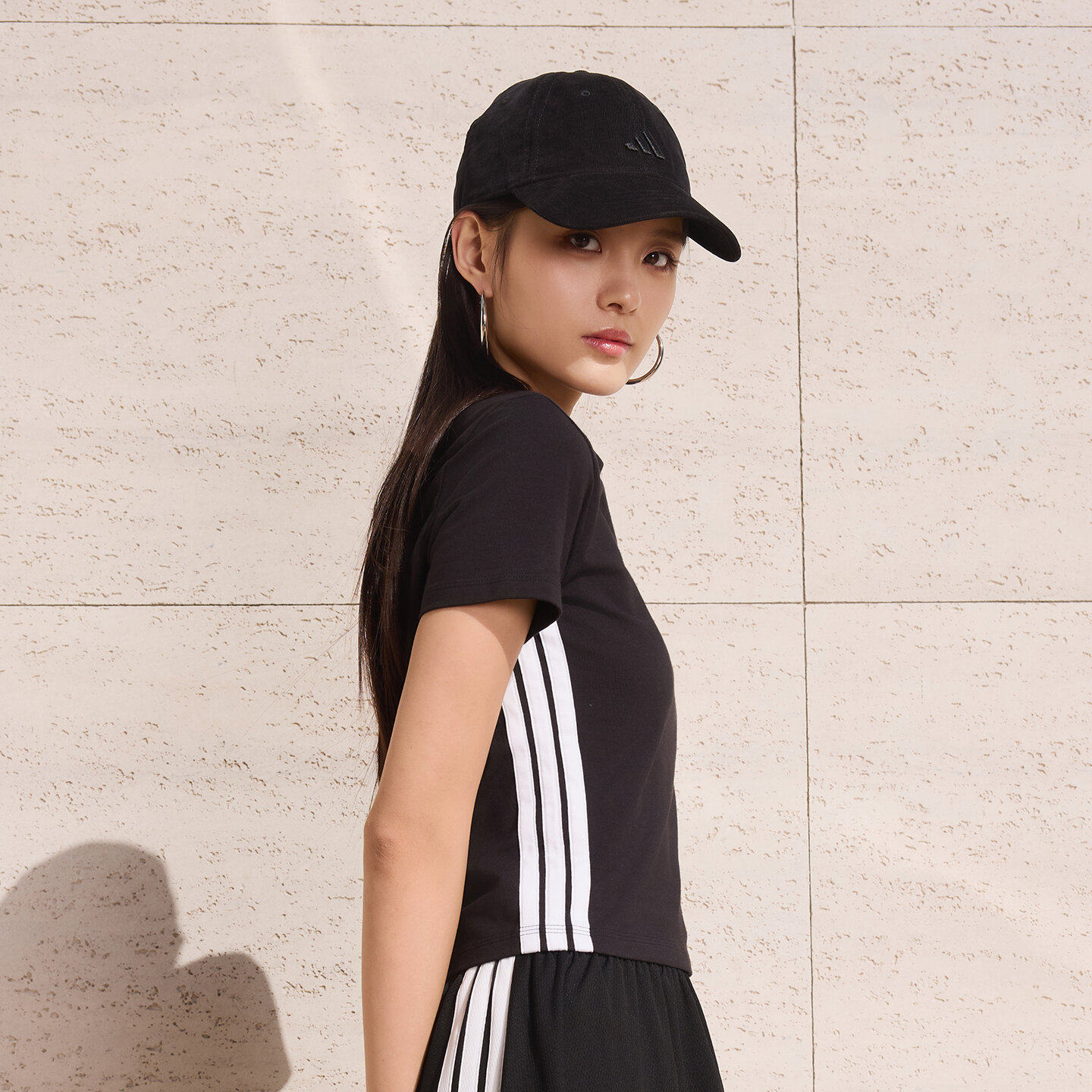 阿迪达斯女士t恤2026新款夏季黑色短款运动休闲修身短袖圆领女款