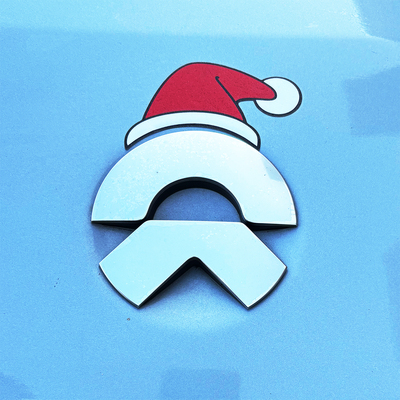 适用于蔚来车标贴纸ES68 EC67 ET57前后标改装装饰贴圣诞节小红帽