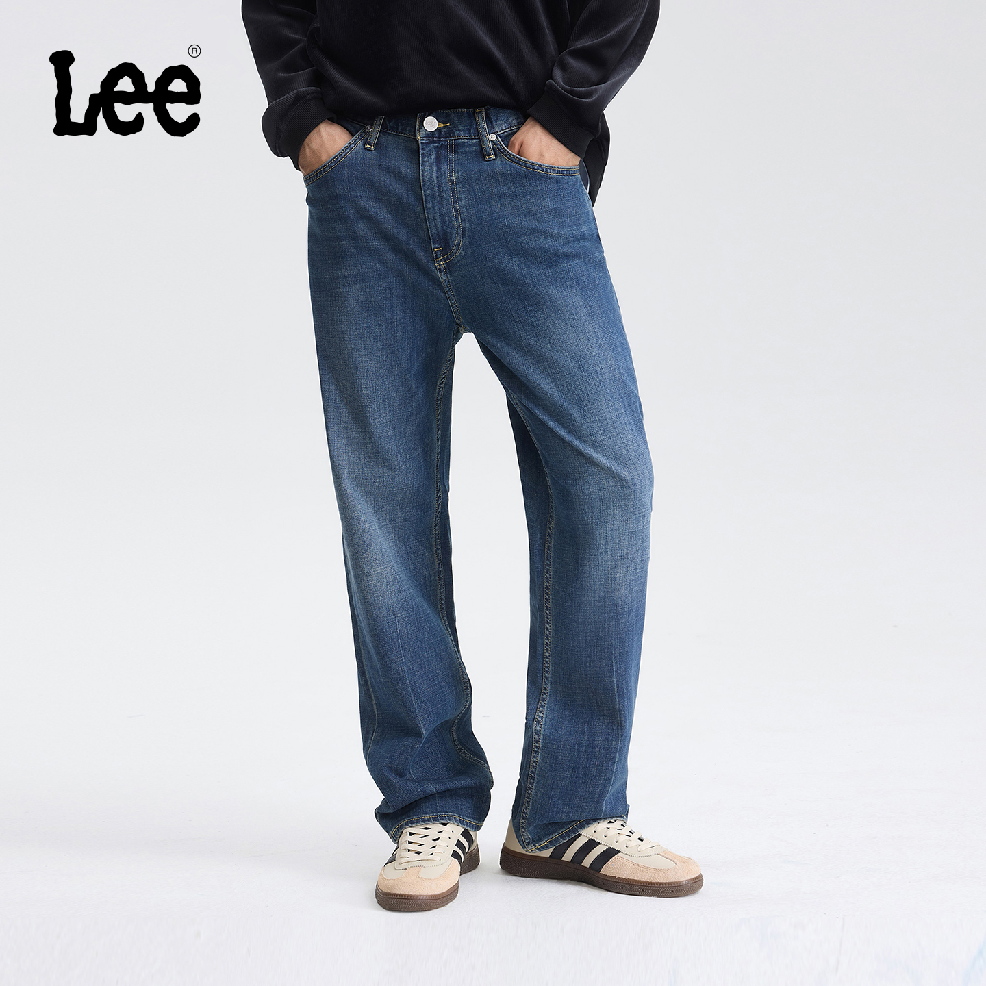 宽松宽腿牛仔裤 采用深蓝色水洗设计