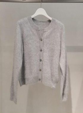 MM麦麦2025秋冬新品浅灰色羊绒衫V领毛针织衫开衫女上衣5FA133803