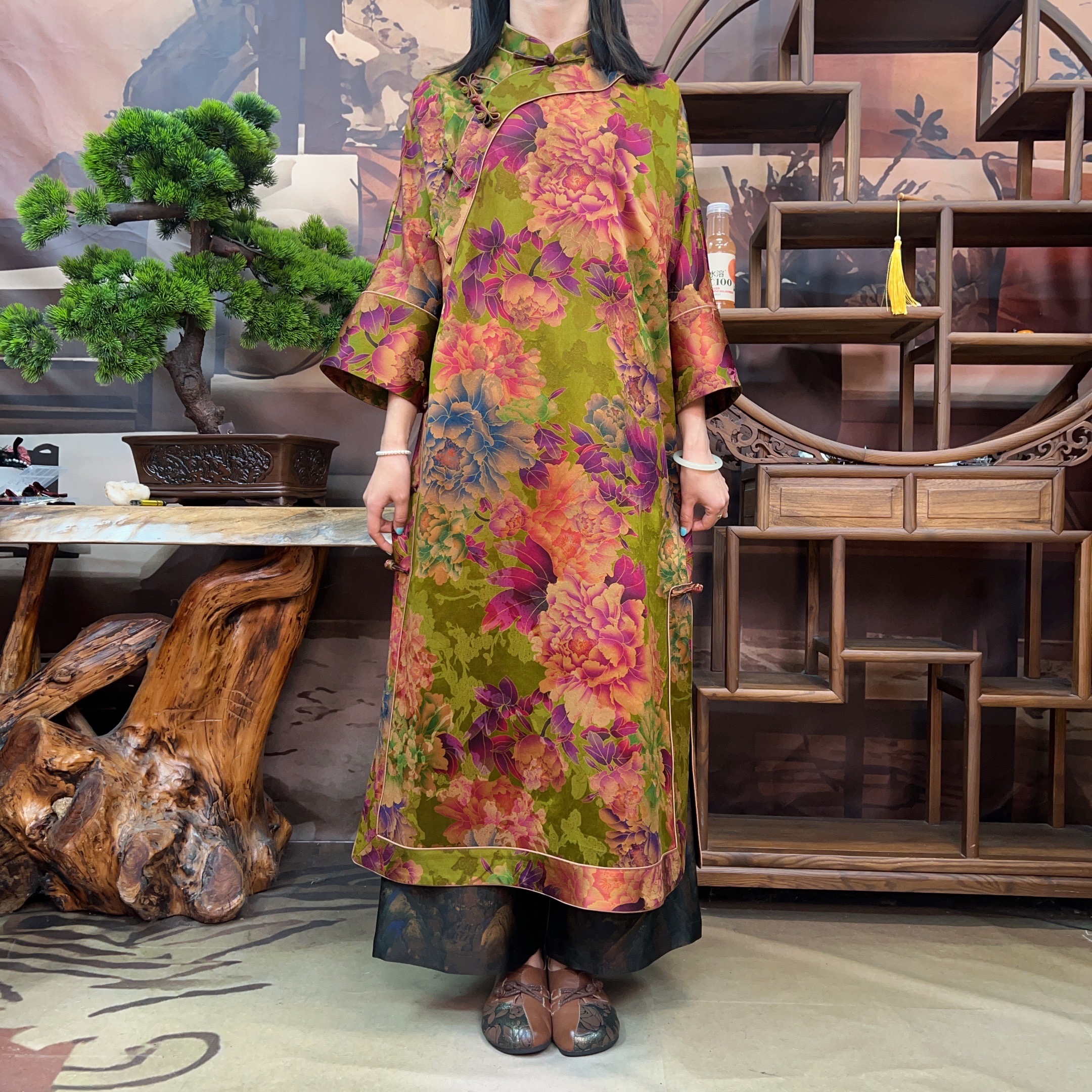 70姆米重锻提花绿底牡丹花全开襟袍子100桑蚕丝款香云纱