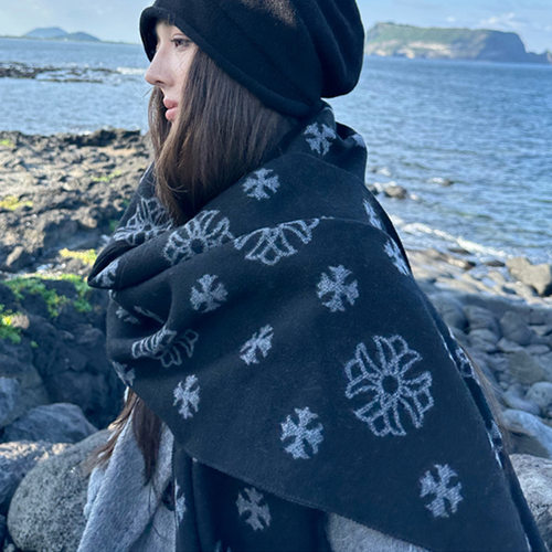 2025秋冬新款羊毛混纺围巾女欧美轻奢感披肩保暖防风加厚围脖