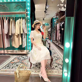 法式 電影同款 2025新款 夏季 肌理感氣質(zhì)蕾絲連衣裙女顯瘦V領(lǐng)A字