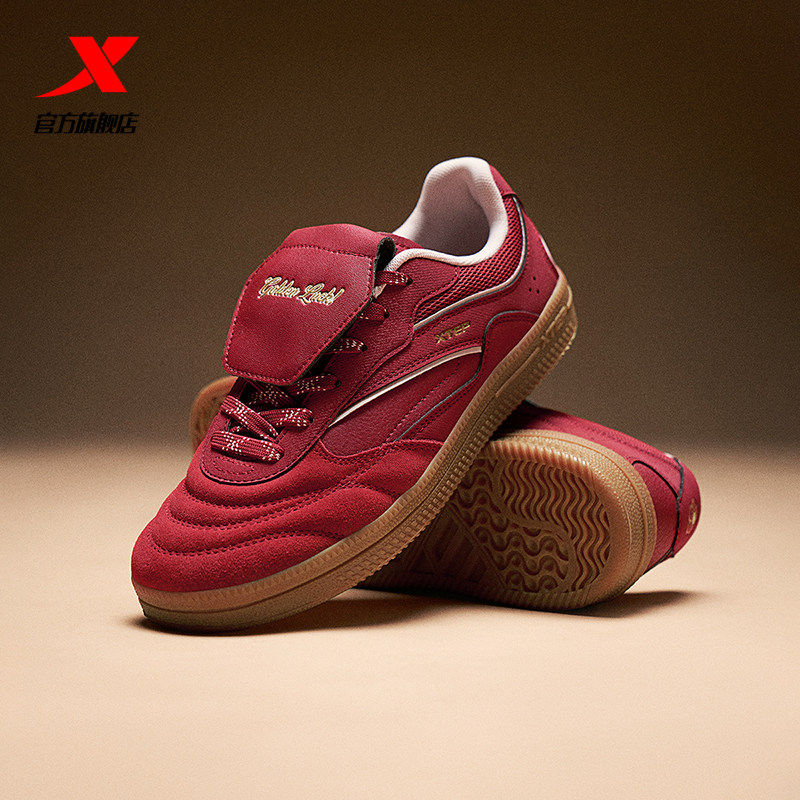 特步德训鞋丨女鞋冬季新款薄底低帮足球运动休闲鞋革面保暖赛车鞋