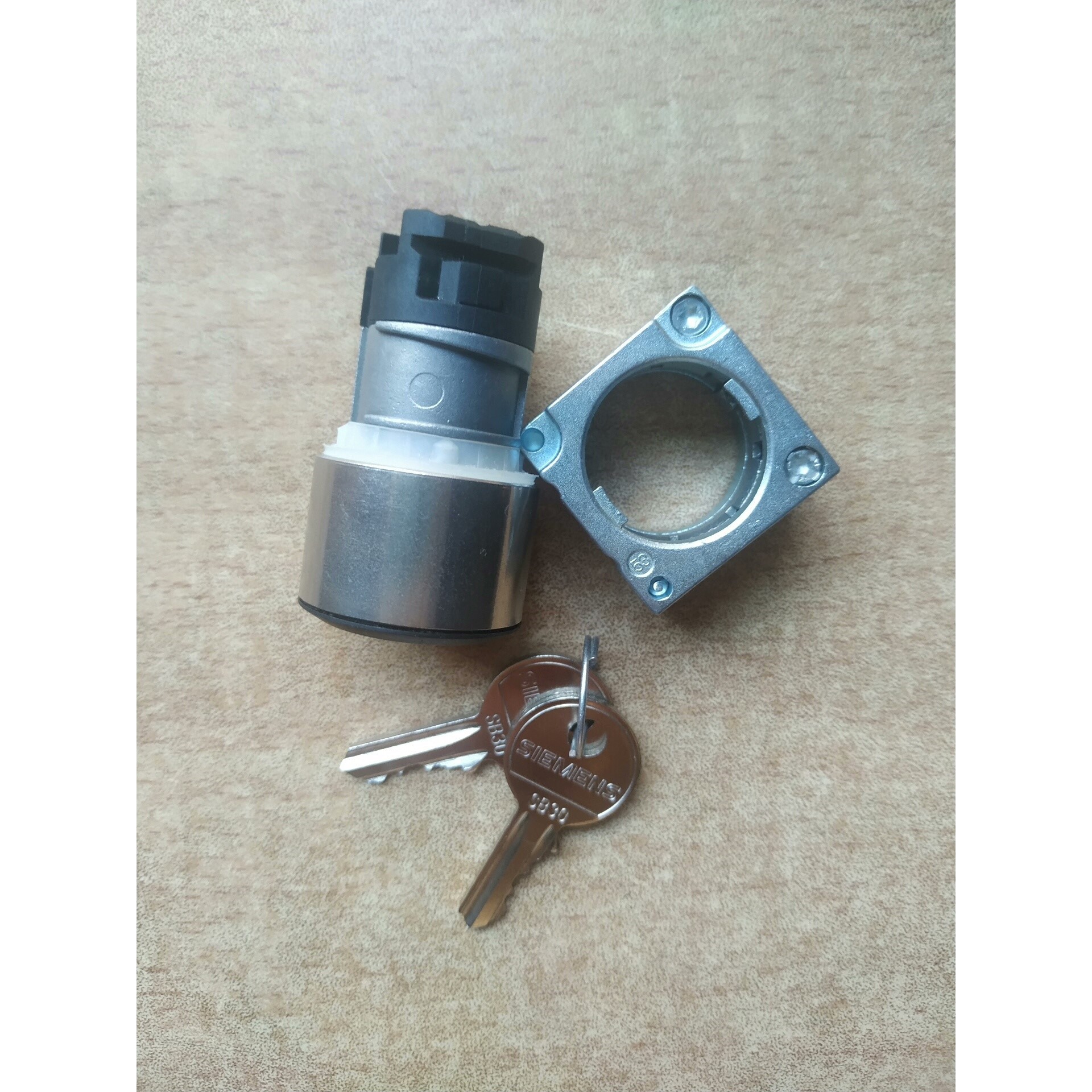 3SB3500-4FD01钥匙开关.左位自锁,右位瞬时