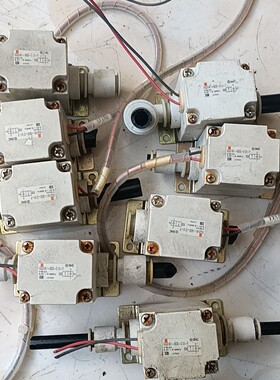 出品牌的电磁阀,银灰色外观,方形体积,线圈电压为AC2