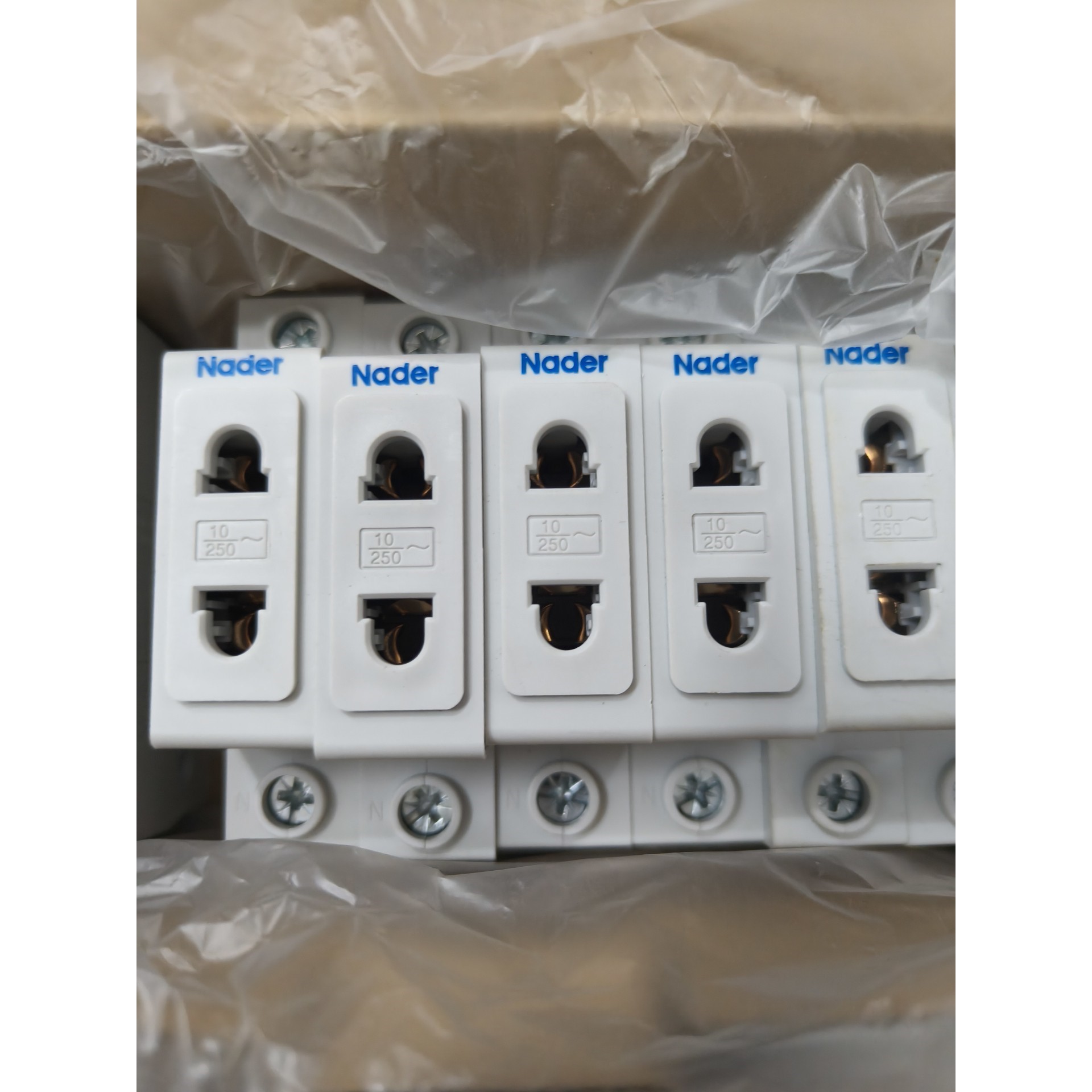 全新Nader良信模数化插座NDA1-10/22,10A 2