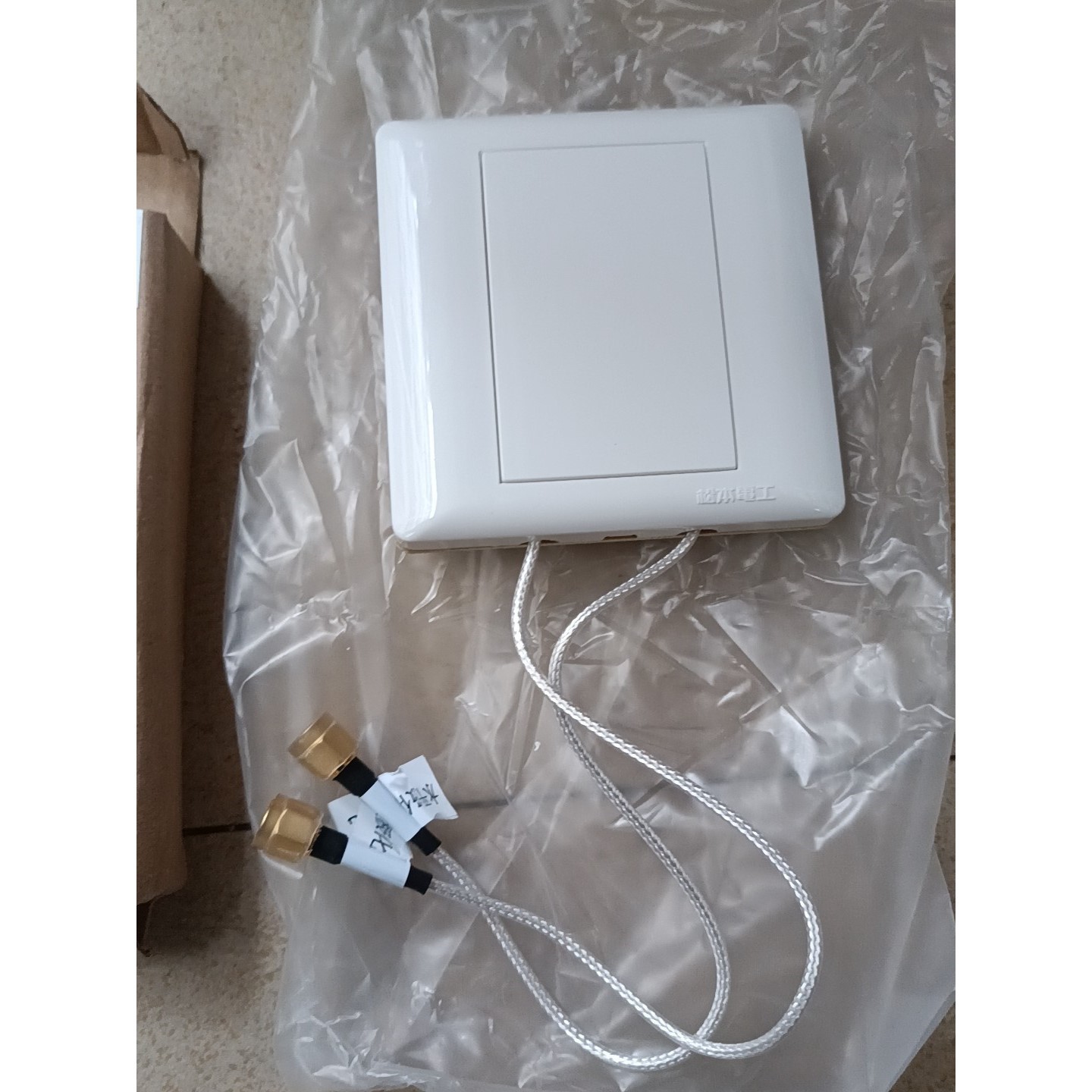 ANT-2451-4DBi-O-SMA-P2开关盒型美化天线