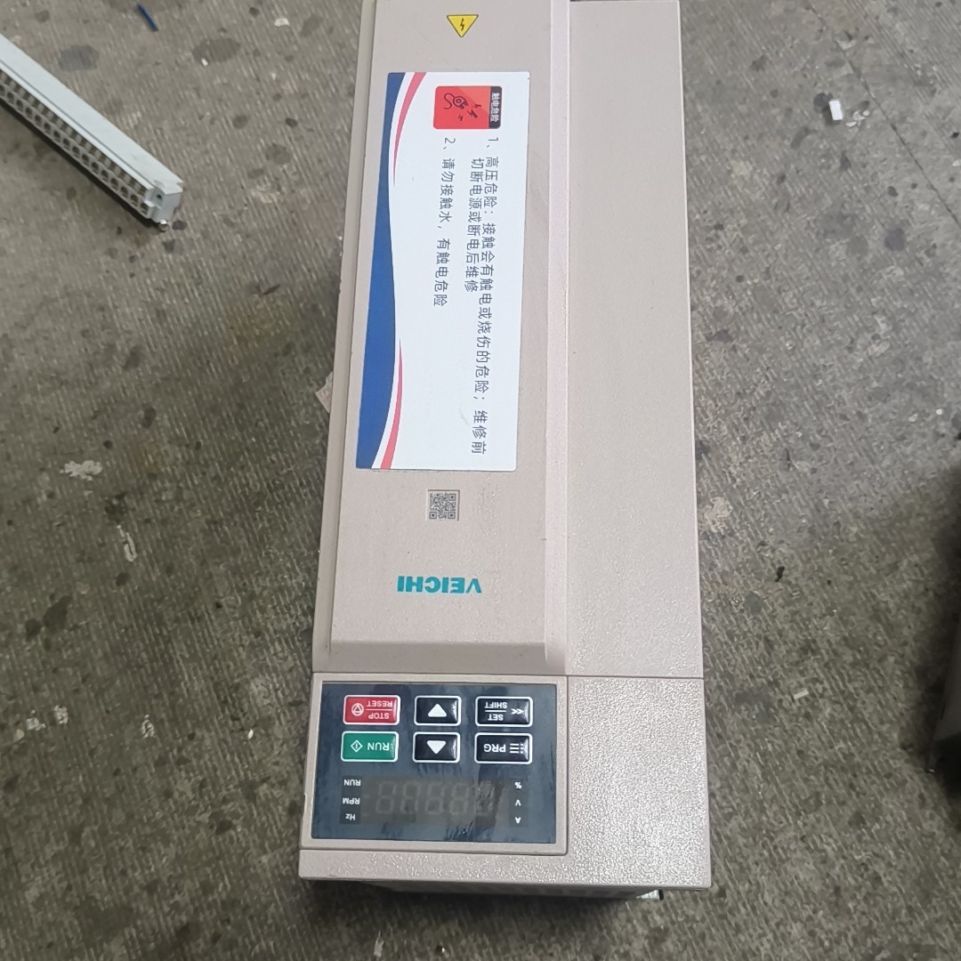 伟创AC320-T3-7R5H-B变频器,功率7.5KW,三