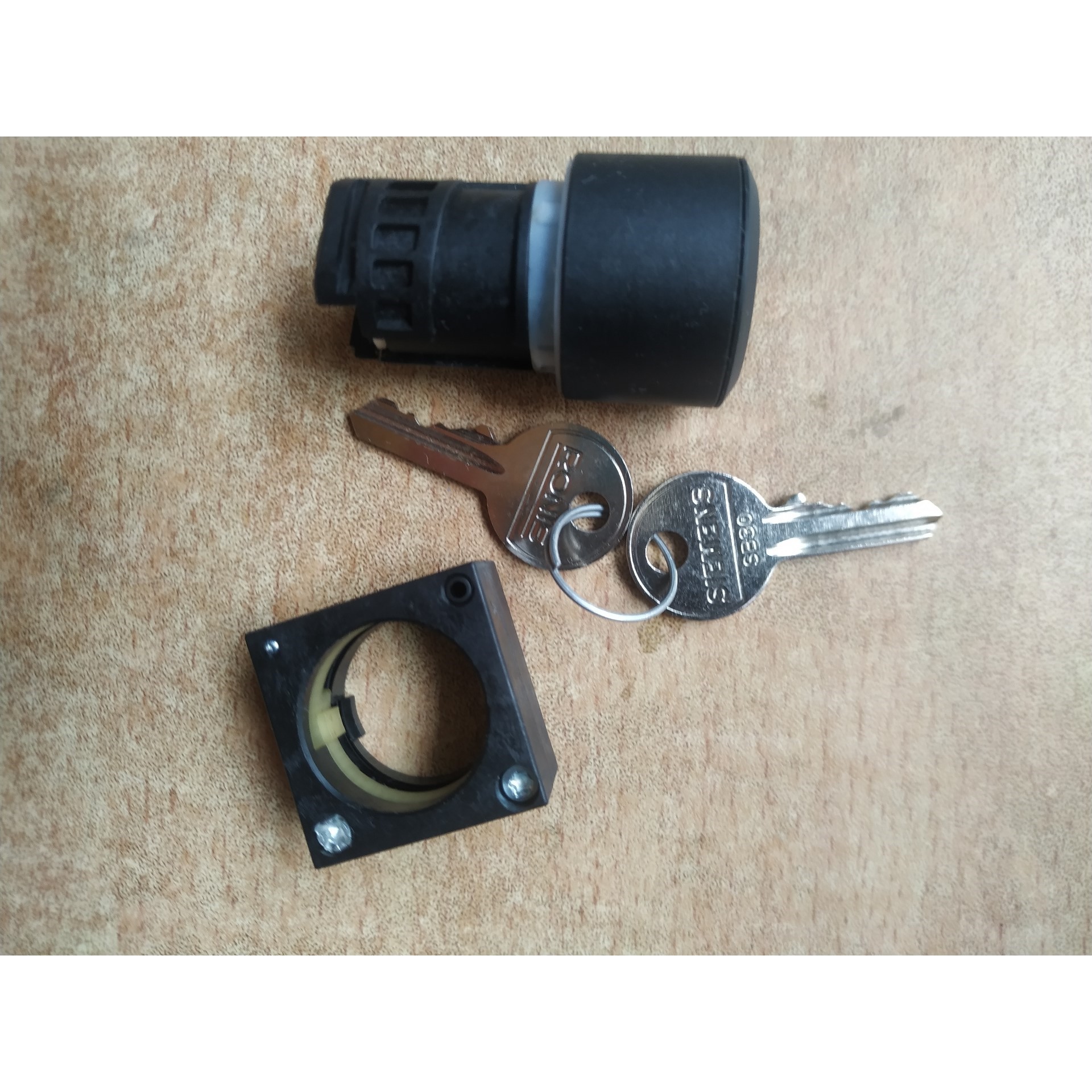 3SB3000-4FD51钥匙开关.左自锁,右自复位.