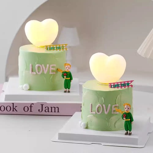 七夕情人节拿玫瑰小王子蛋糕装饰摆件发光爱心灯love情侣表白插件