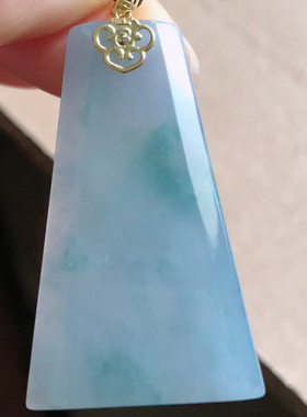 缅甸天然翡翠A货飘花无事牌，18k金扣头裸石36.2-21.7-4.4，8.57g