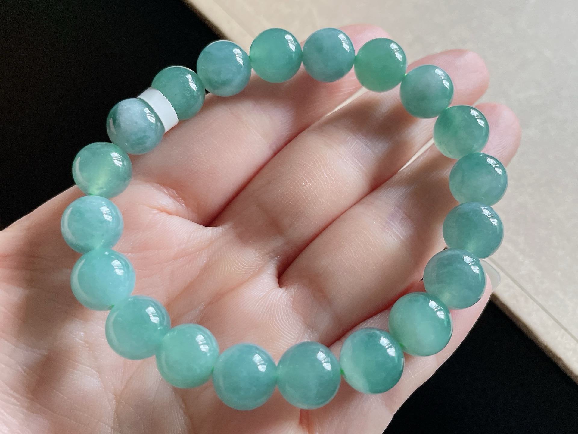 天然翡翠A货冰晴蓝圆珠单圈手串,珠卡9.9,种水好,有棉。