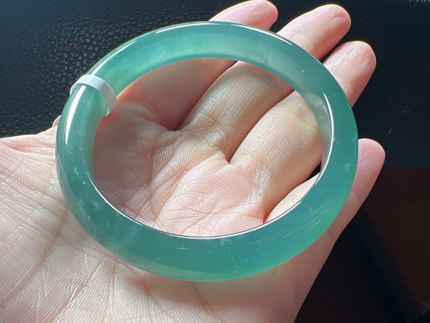 天然翡翠A货冰湖水绿手镯，53-54圈，53.8-10-7.0，晴水绿底色