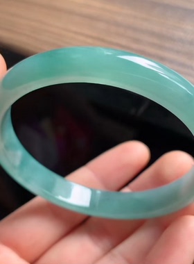 天然翡翠A货浅绿色手镯，55-56圈，有一处黄棉团，29.08g