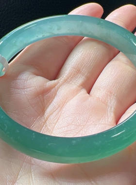 天然翡翠A货浅色冰蓝手镯，56-57圈冰种起光，56.7-9.9-6.1半山水