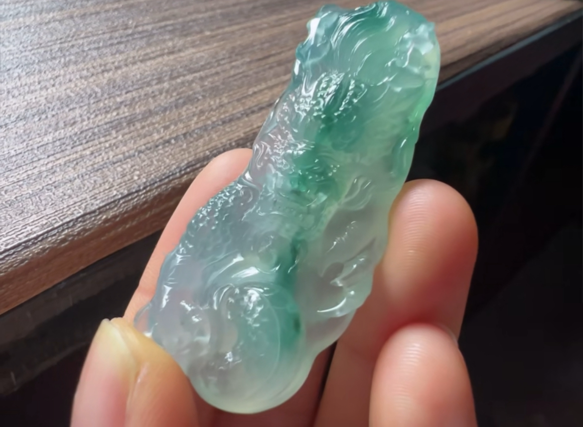 缅甸天然翡翠A货冰种起胶龙牌，51.9-21.7-11.2，随形龙牌22.18g