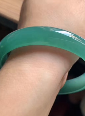 天然翡翠A货大圈口手镯，59-60圈无纹裂，59.4-11.8-6.2，41.57g