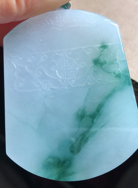 缅甸天然翡翠A货飘花无事牌，冰糯种，51.5-39.6-5.6，33.38g