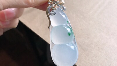 挂件缅甸天然翡翠A货冰飘花大福豆18k金镶嵌56.3-20-8.6，15.79g