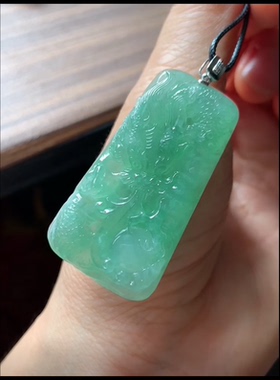 缅甸天然翡翠A货冰绿龙牌，46-25-6.6，18k金镶嵌扣头，16.80g