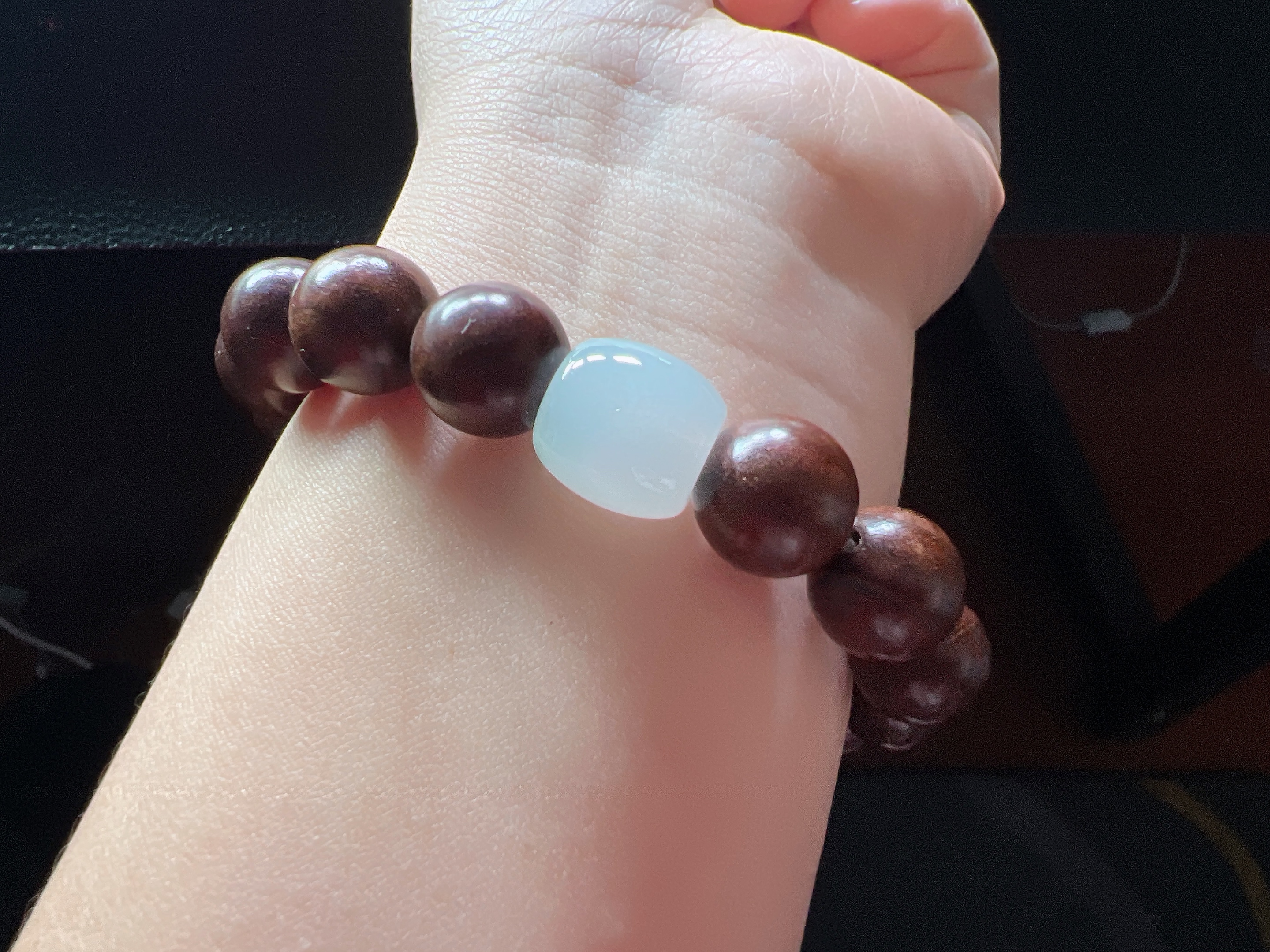 缅甸天然翡翠A货冰润路路通手串，搭配木珠，古香古色。