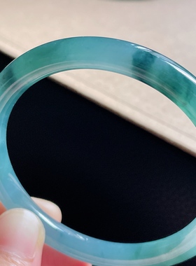 天然翡翠A货飘花圆条手镯，56-57圈，56.7-7.7-7.4，30.92g