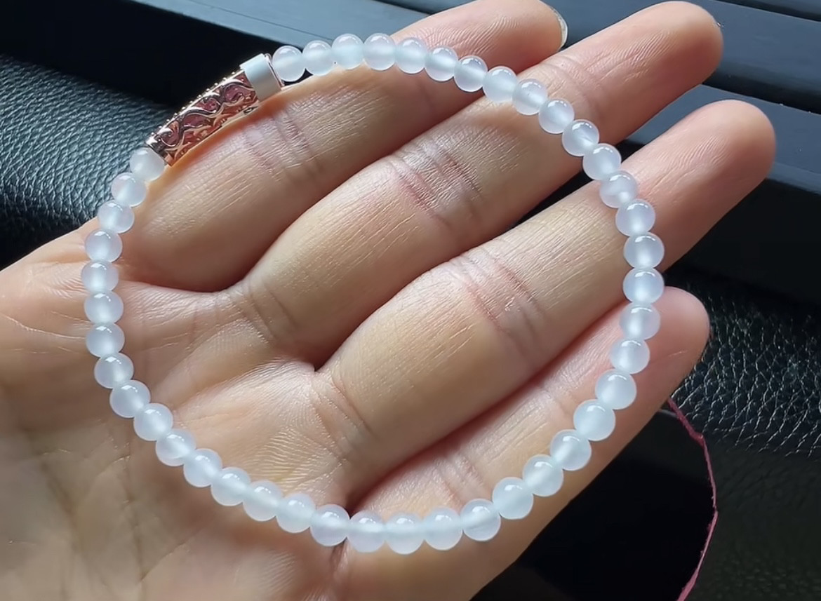 缅甸天然翡翠A货白冰手链，冰种起胶，卡3.9，会有纹裂