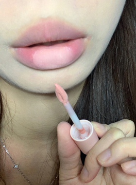 芜湖 深唇美女这下真的开心啦 花洛莉亚打底唇霜01草莓绯闻02唇釉