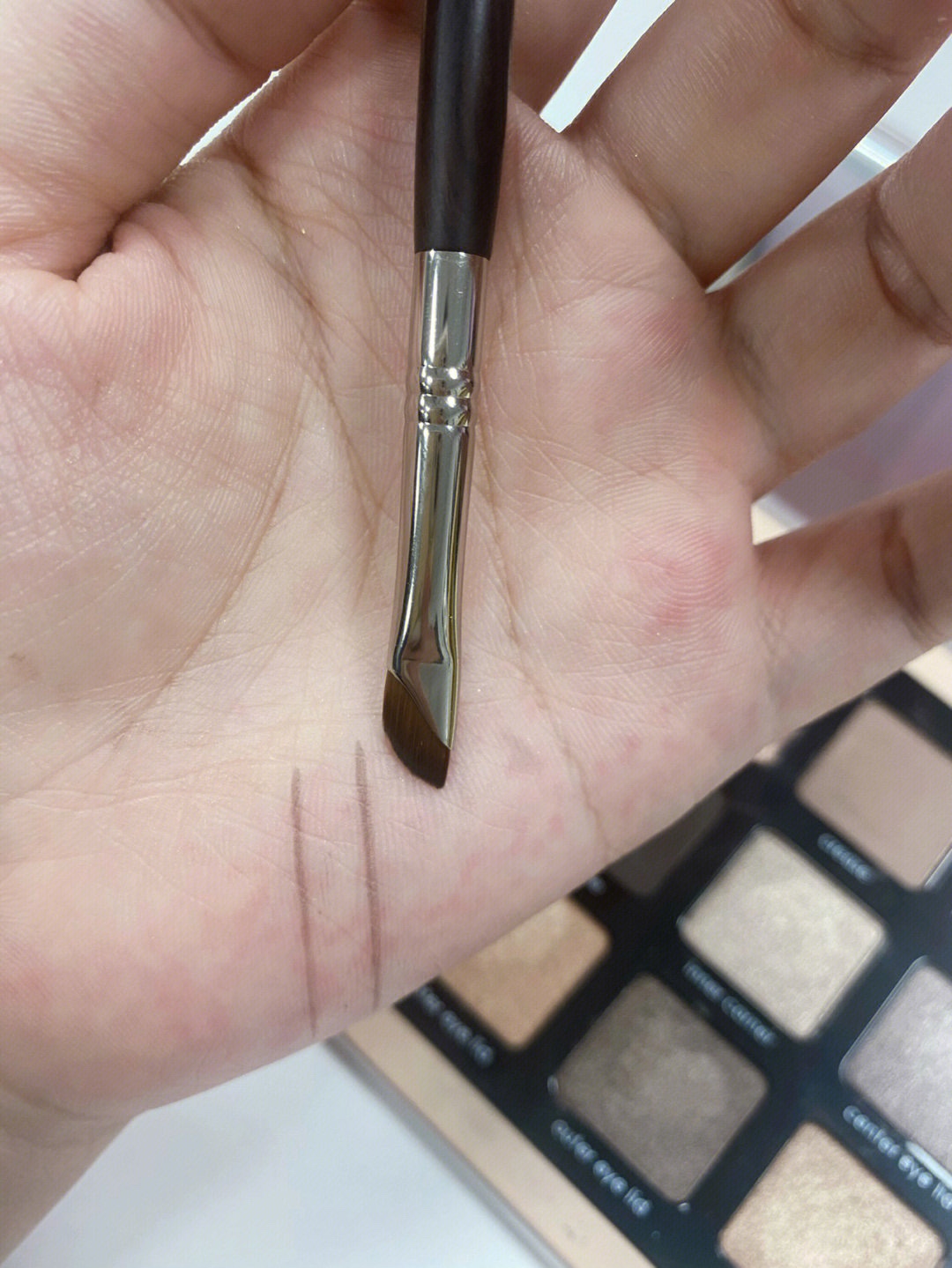 逼着我的朋友一人买了一把 红颜192镰刀眼线刷极细扁平卧蚕化妆刷