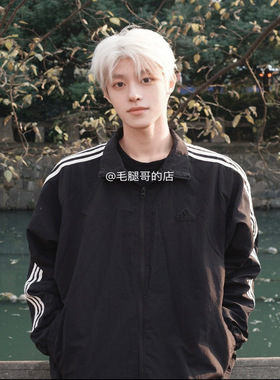 阿迪达斯男外套黑白经典三条纹梭织防泼水宽松立领运动夹克JI6646