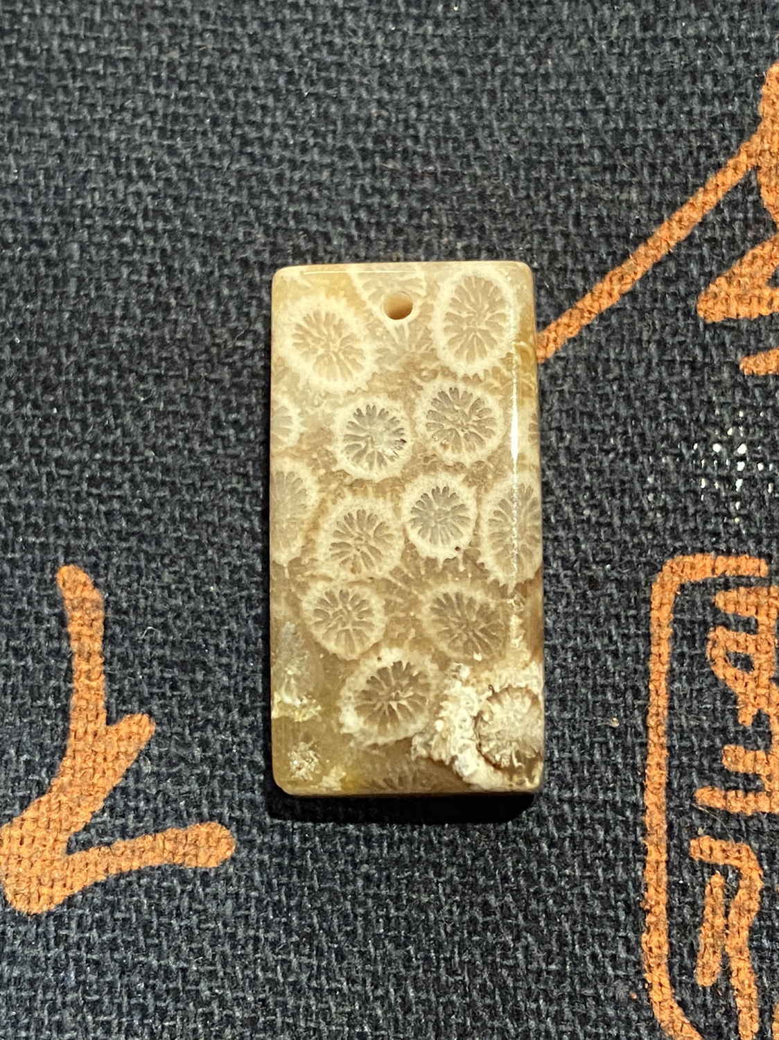 天然珊瑚玉原石水滴无事牌吊坠玉化菊花玉石挂件平安扣一物一图