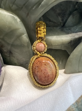 一颗手工包边的天然橙色俏蓝色的小蛋面 鱼子纹吊坠