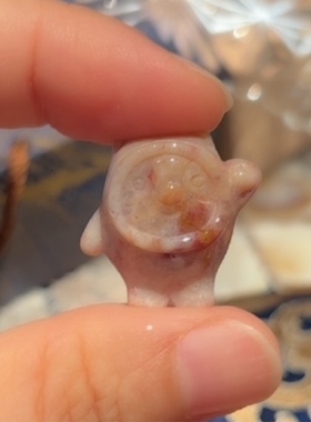 天然珊瑚玉化石雕刻的可爱小宝适合做手链，宝宝挂包包挂