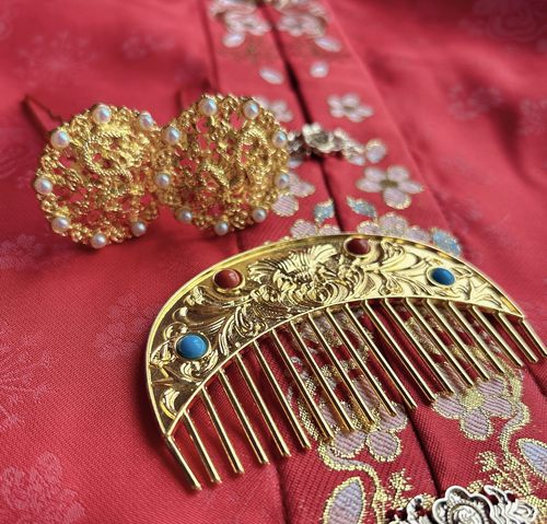 唐风供养人复原款金色头饰掩鬓女