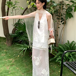 TCCW刺绣上衣女夏季新款新中式V领无袖绣花背心舒适复古小众小衫