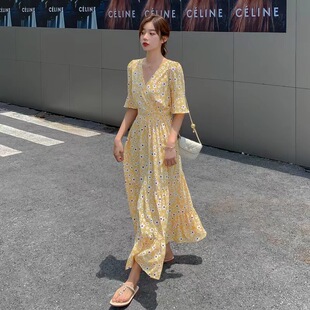 淡黄色印花小雏菊连衣裙女夏跨境新款洋装V领收腰碎花喇叭袖长裙